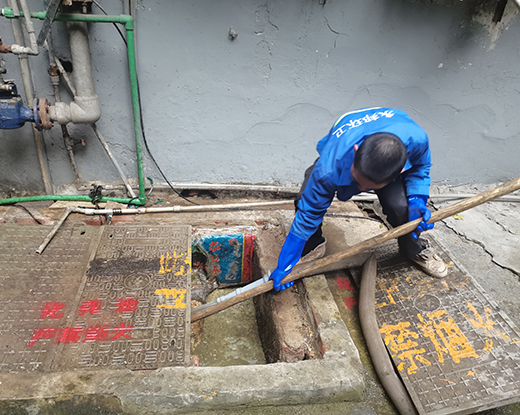 抱由镇清掏化粪池