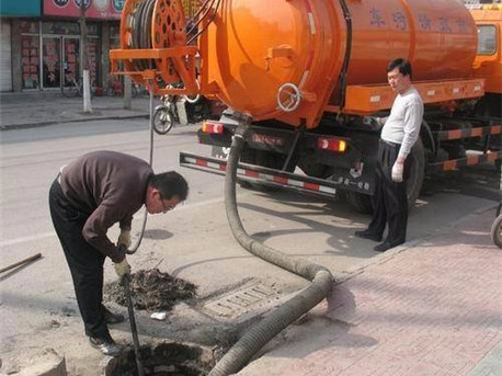 抱由镇清掏化粪池，健康生活从这里开始