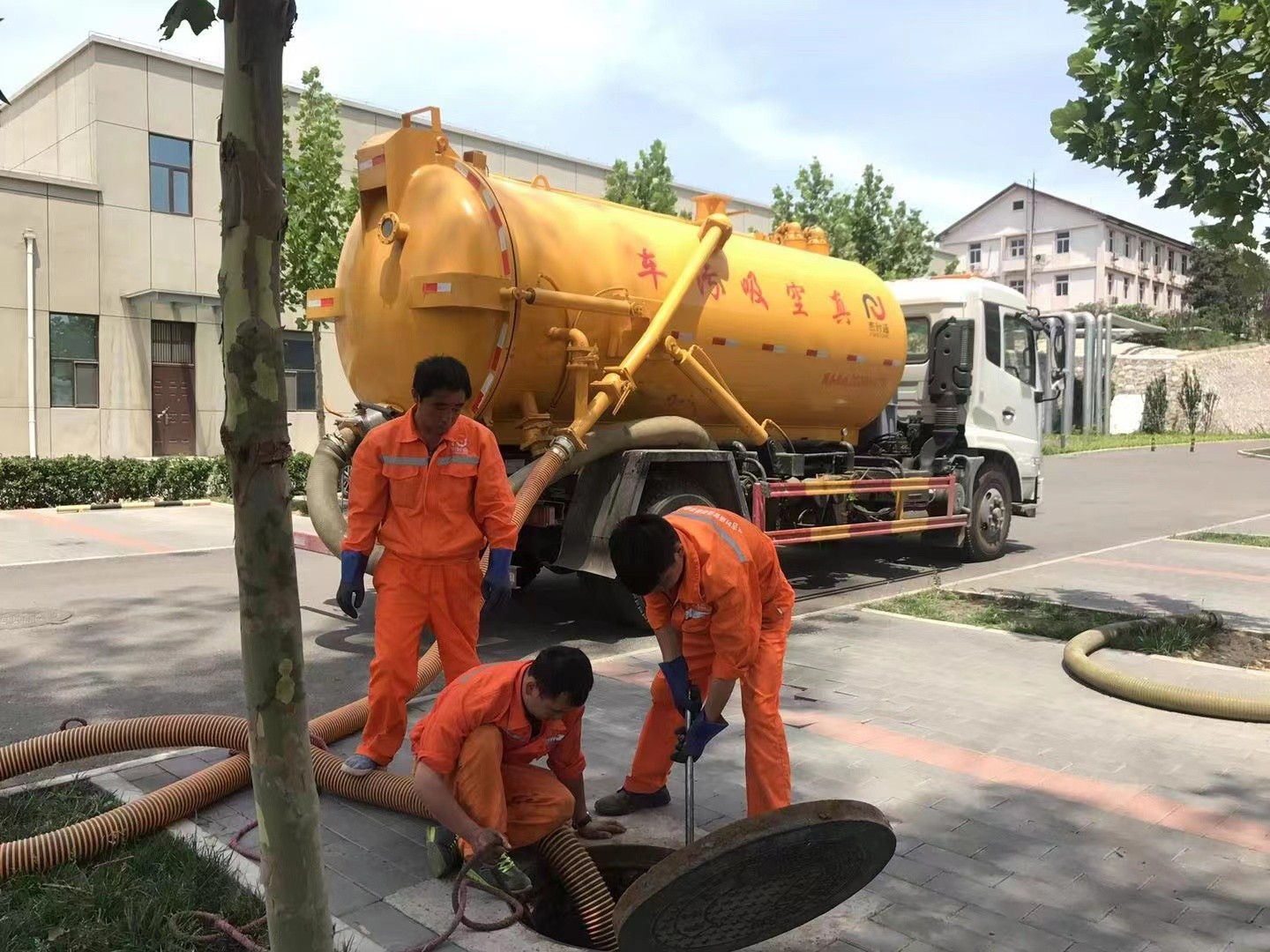 抱由镇化粪池清理与5-8吨吸粪车施工效率分析